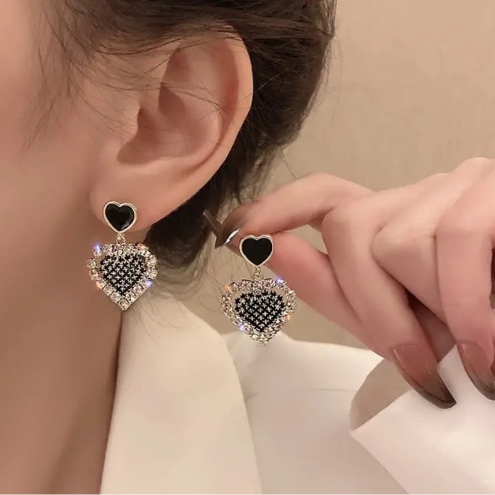 NWT! Black Love Drop Earrings Rhinestone Earrings, Retro Temperament Earrings.